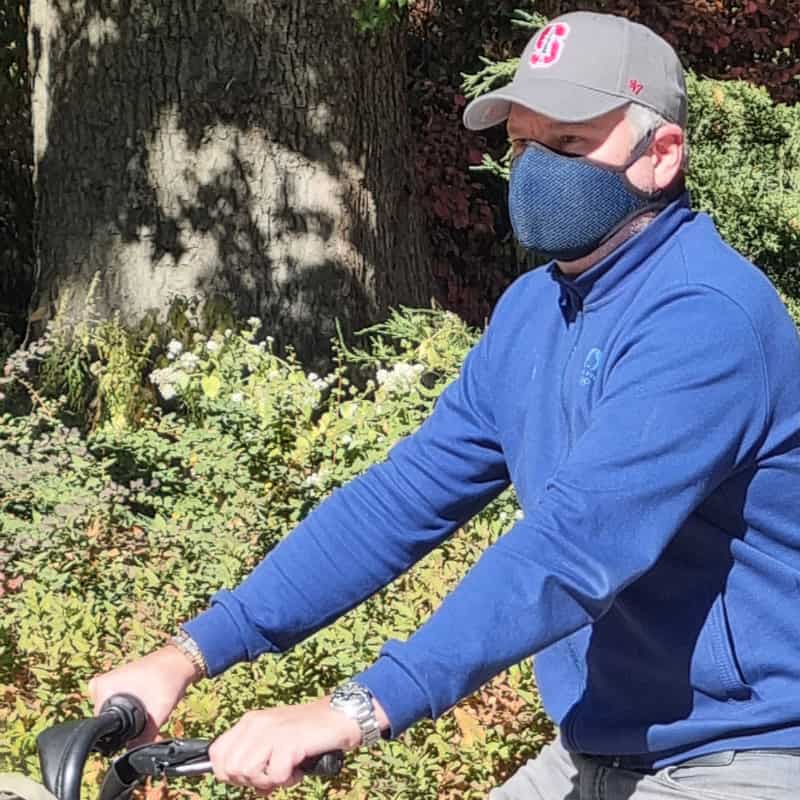 Cycliste avec Frogmask dans central park à New York