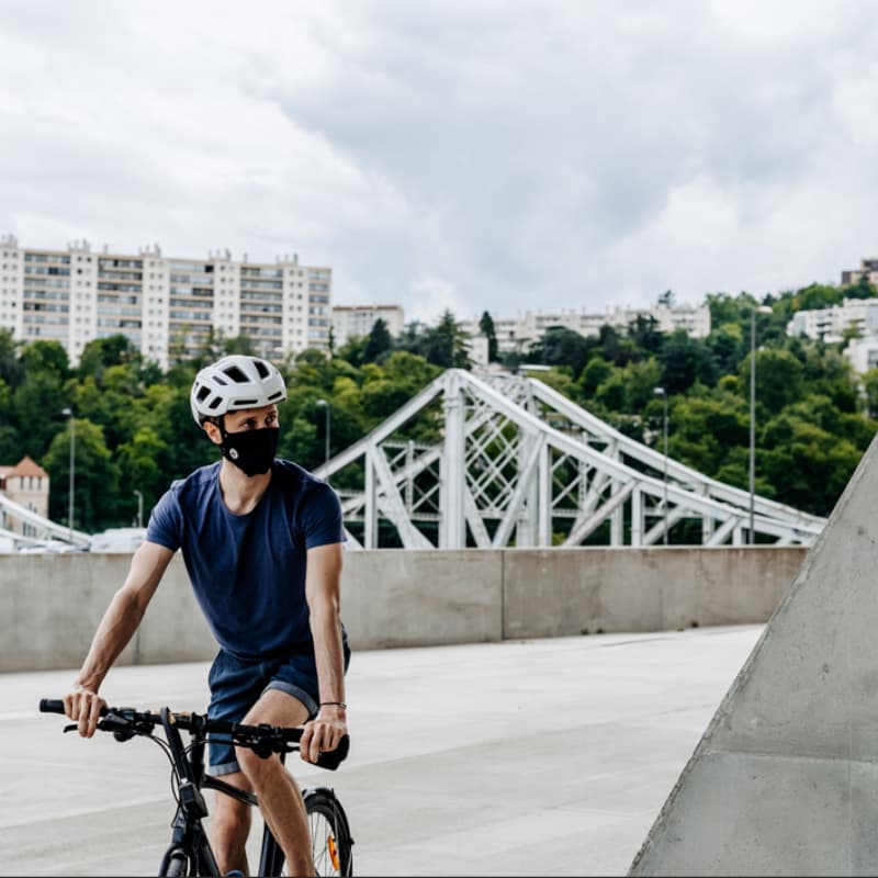 Cycliste portant un masque antipollution Frogmask à Lyon
