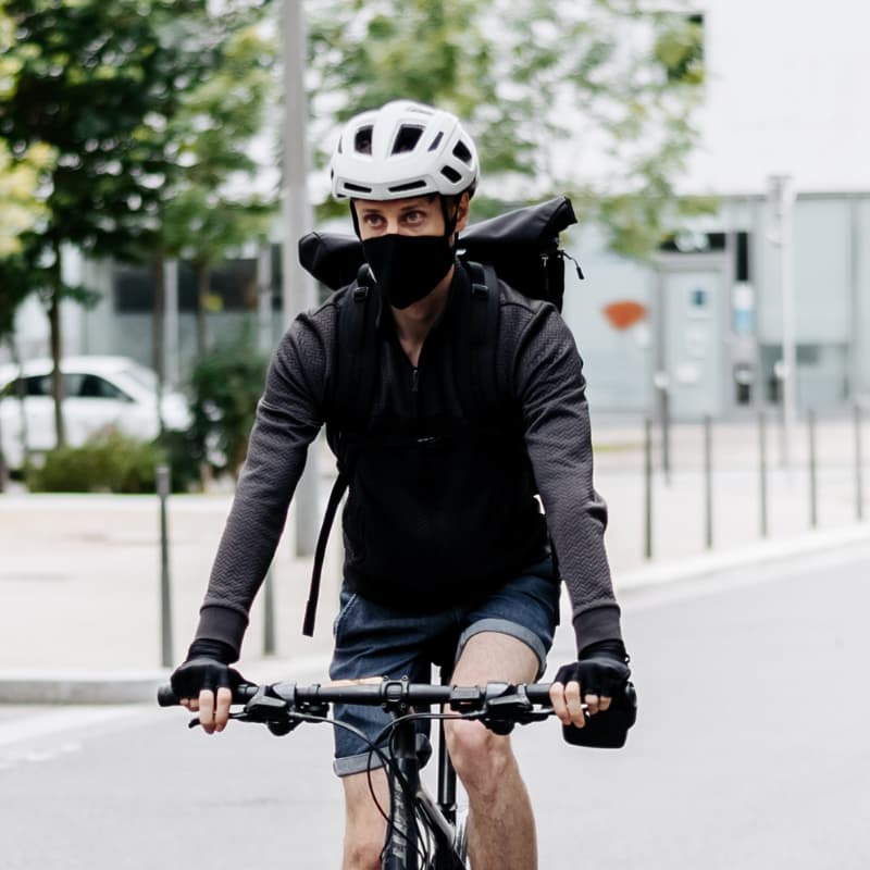 Cycliste portant un masque antipollution Frogmask noir