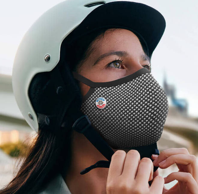 Femme cycliste portant un msque Frogmask noir et blanc