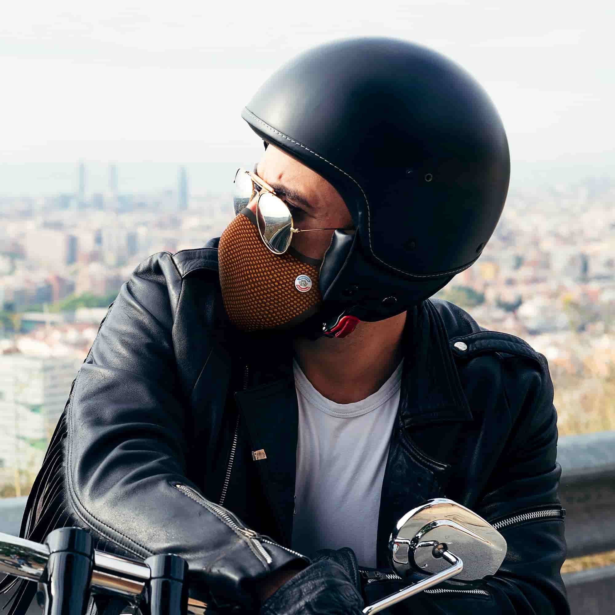 Biker portant un masque antipollution Frogmask orange