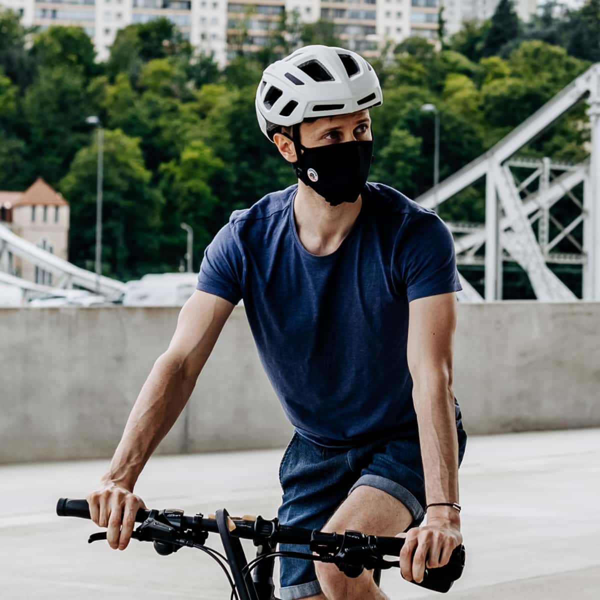 Cycliste lyonnais portant un masque anti-pollution Frogmask noir