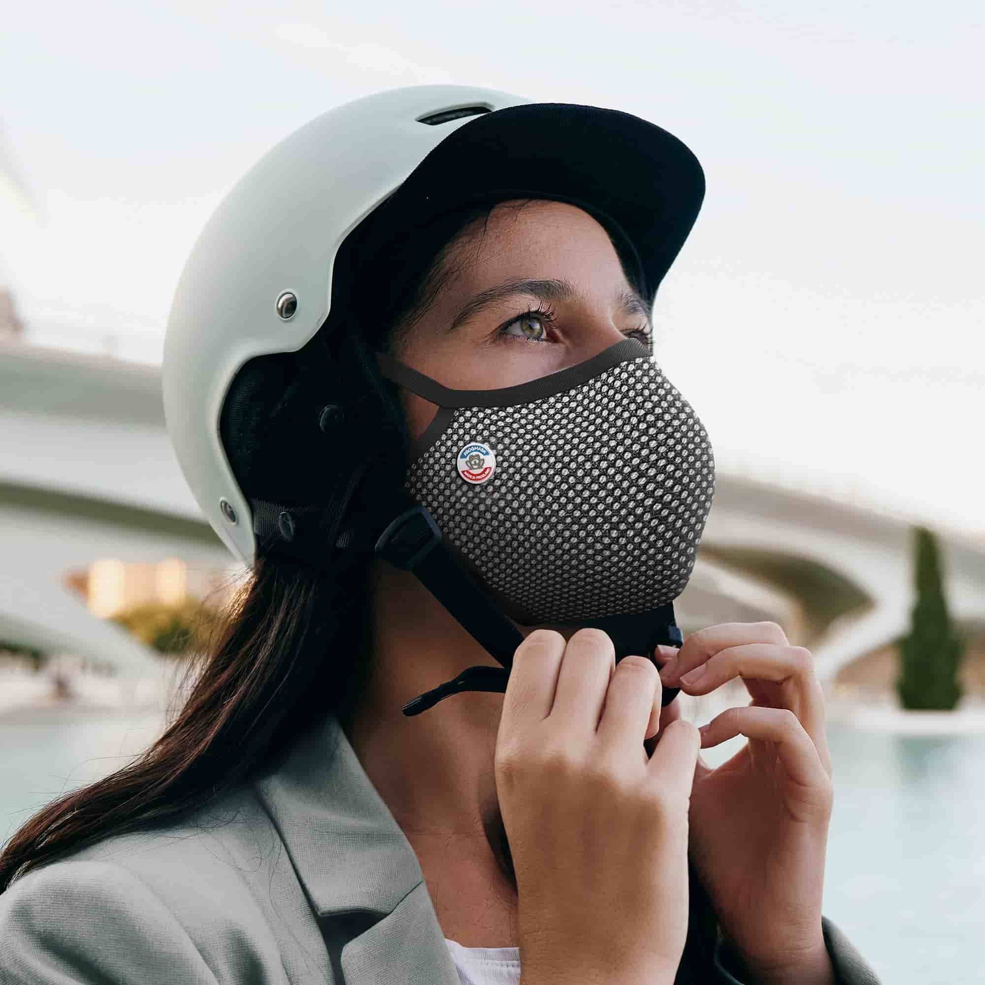 Jeune femme portant un masque antipollution Frogmask noir et blanc
