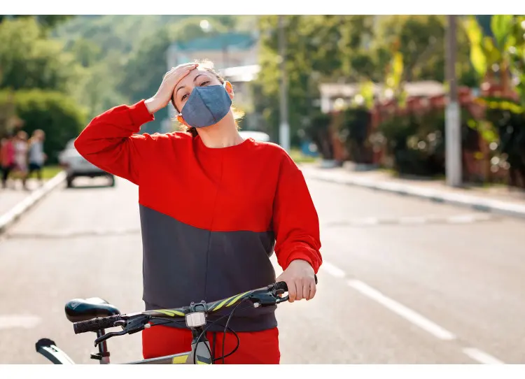 Cyclist with a pollution mask