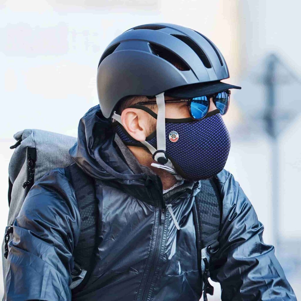 Cycliste avec masque vélo Frogmask bleu