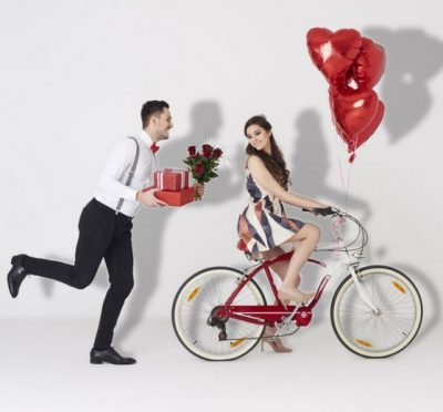 Homme offrant un cadeau de la Saint valentin à sa femme cycliste