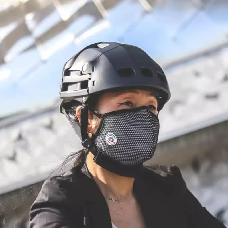 Cycliste portant un masque antipollution Frogmask et un casque overade