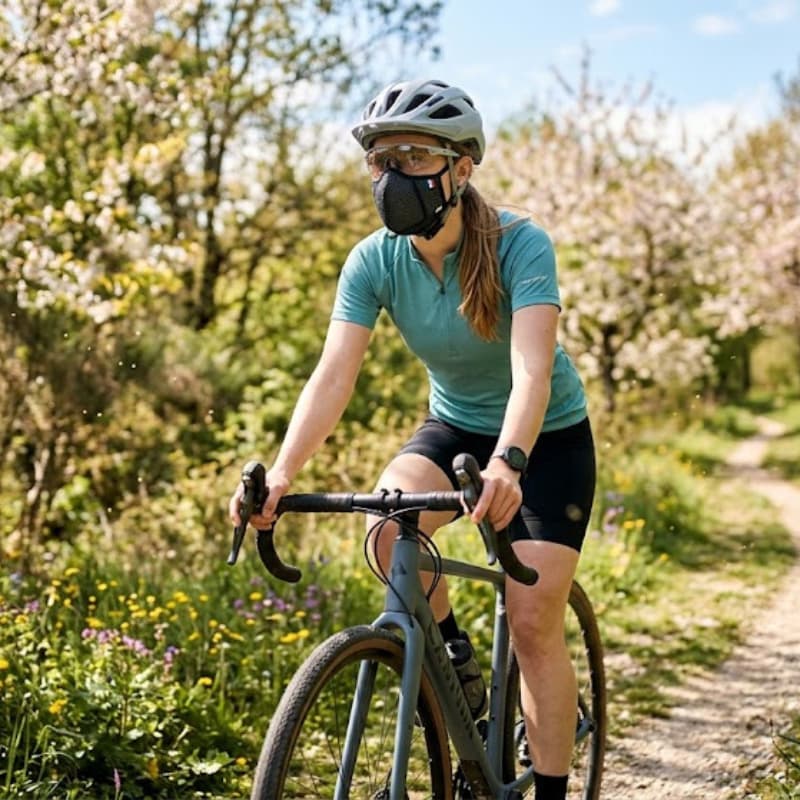 Cycliste gravel avec masque antipollen frogmask
