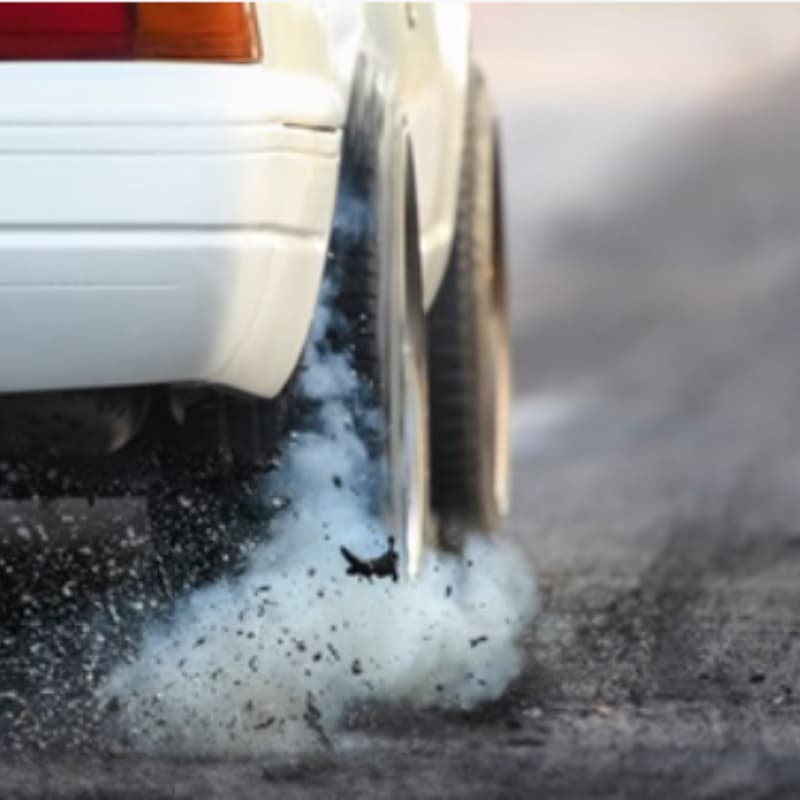 Gros plan sur un pneu de voiture perdant des particules de gomme