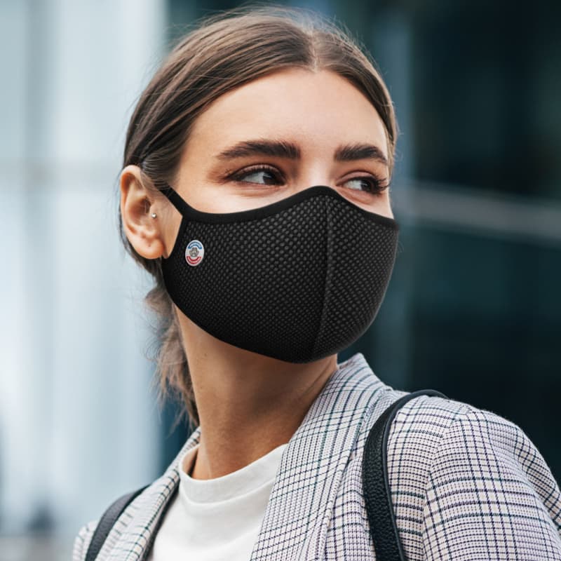 Jeune fille portant un masque de protection contre la MCS