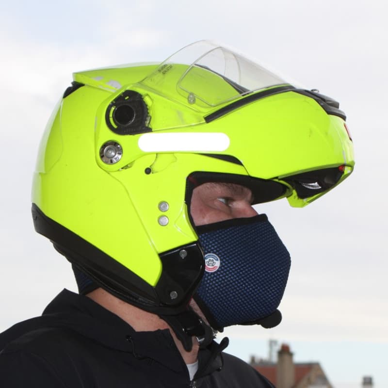 Motard portant un masque antipollution moto