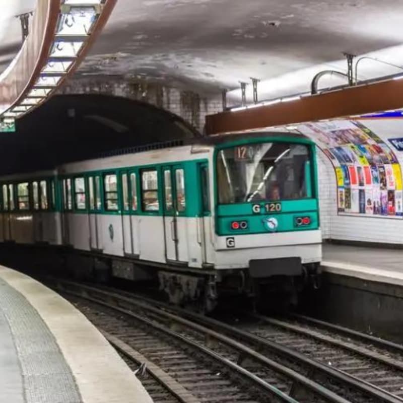 Metro parisien arrivant en station