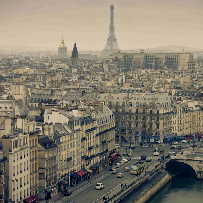 Vue de Paris un jour de pic de pollution en hiver