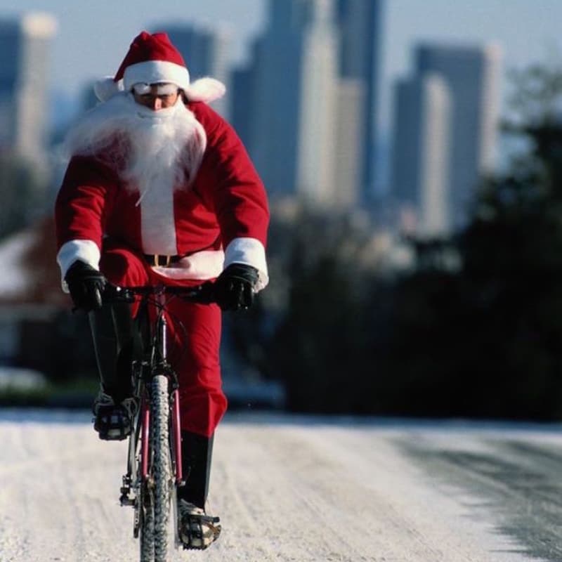 Père Noel sur un vélo