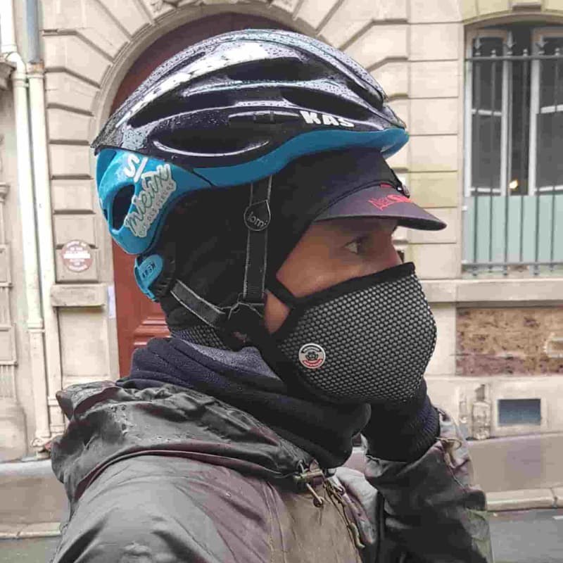 Photo d'un coursier à Paris avec un masque anti-pollution