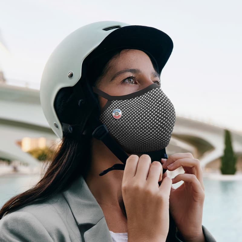 Jeune cycliste portant un masque antipollution Frogmask à Paris