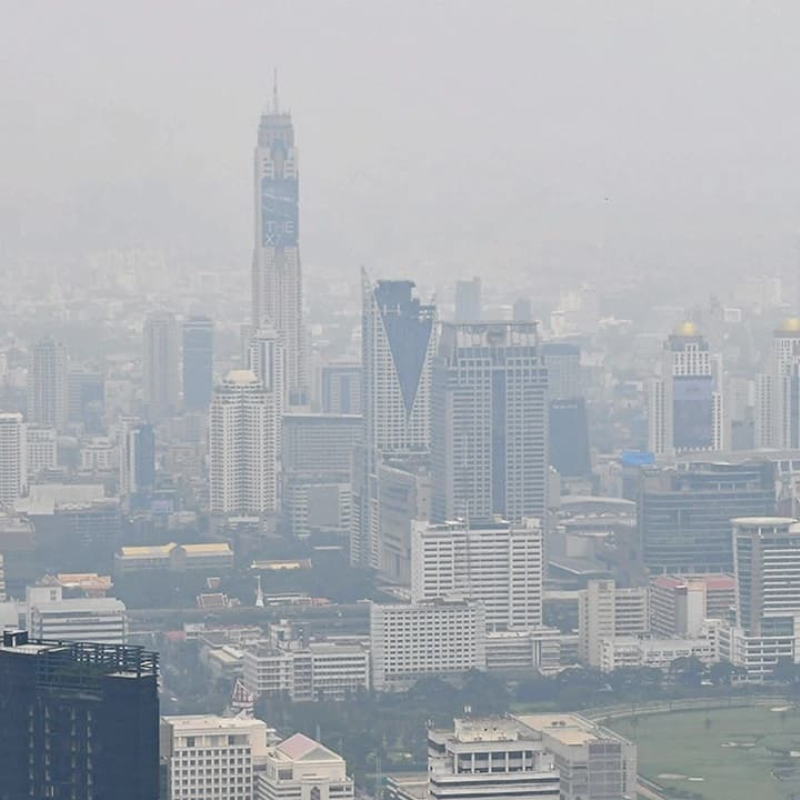 Ville d'asie sous un nuage de pollution