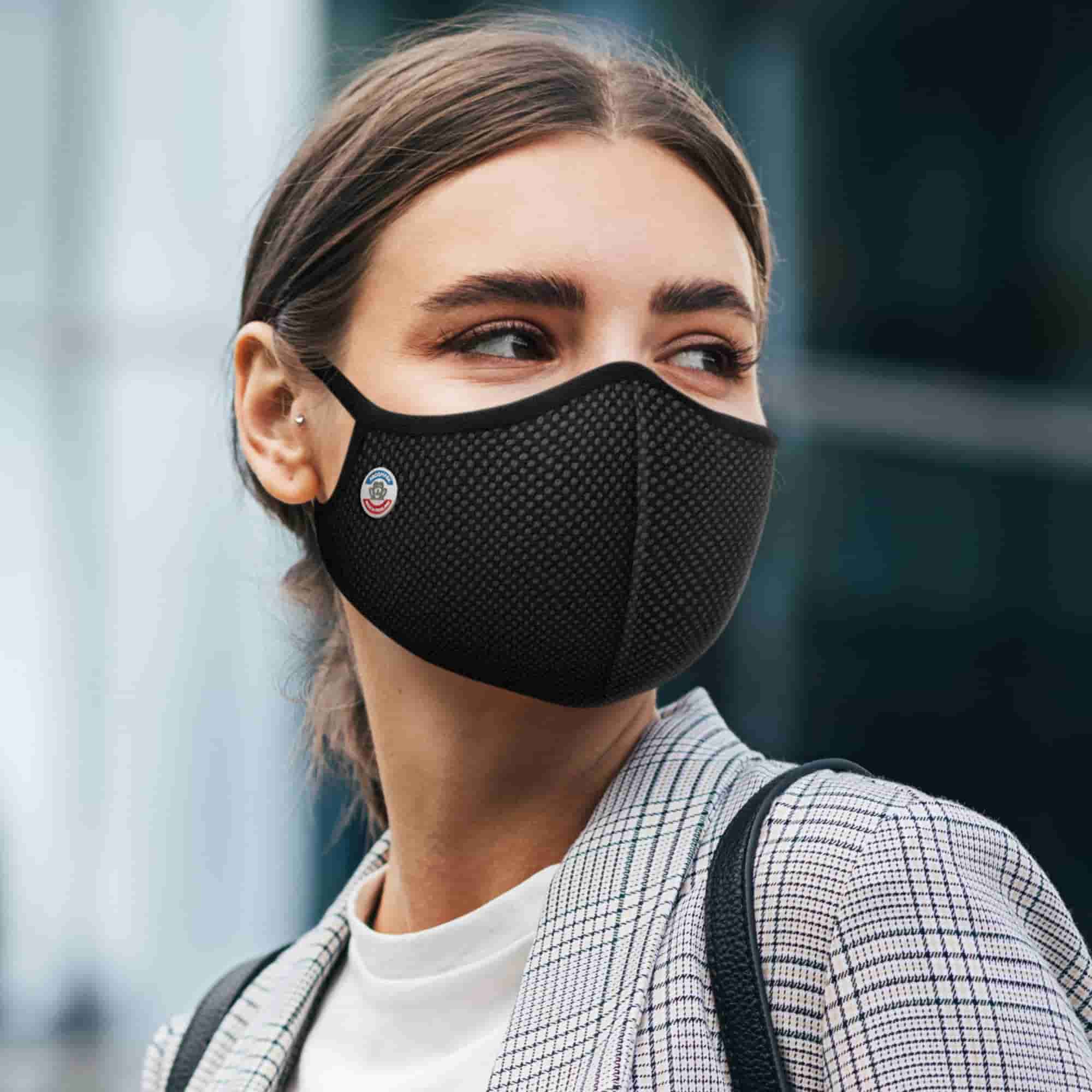 Portrait d'une jeune femme portant un masque antipollution Frogmask noir