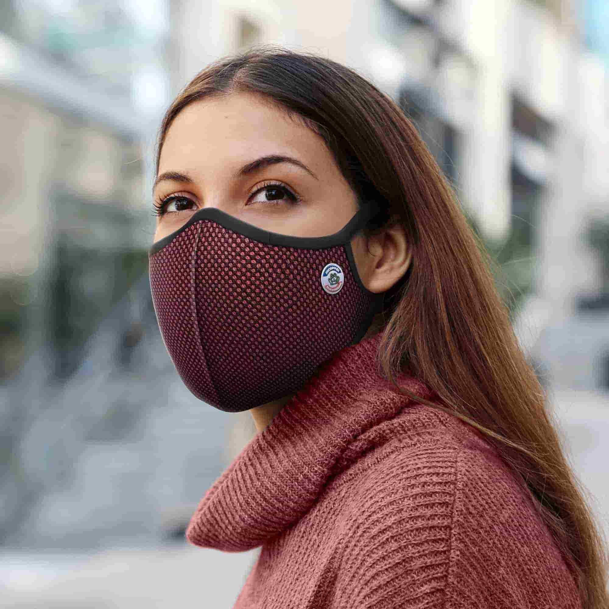Jeune femme portant un masque antipollution Frogmask bordeaux