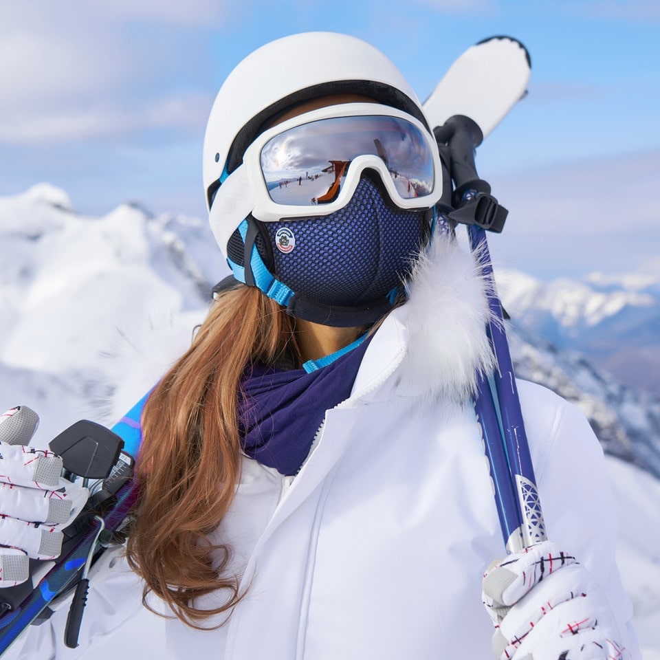 Skieuse portant un masque antipollution, Frogmask bleu