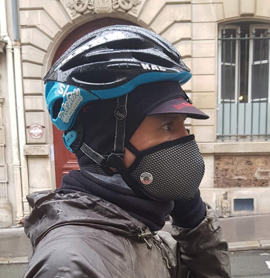 Coursier parisien portant un masque anti-pollution Frogmask noir et blanc