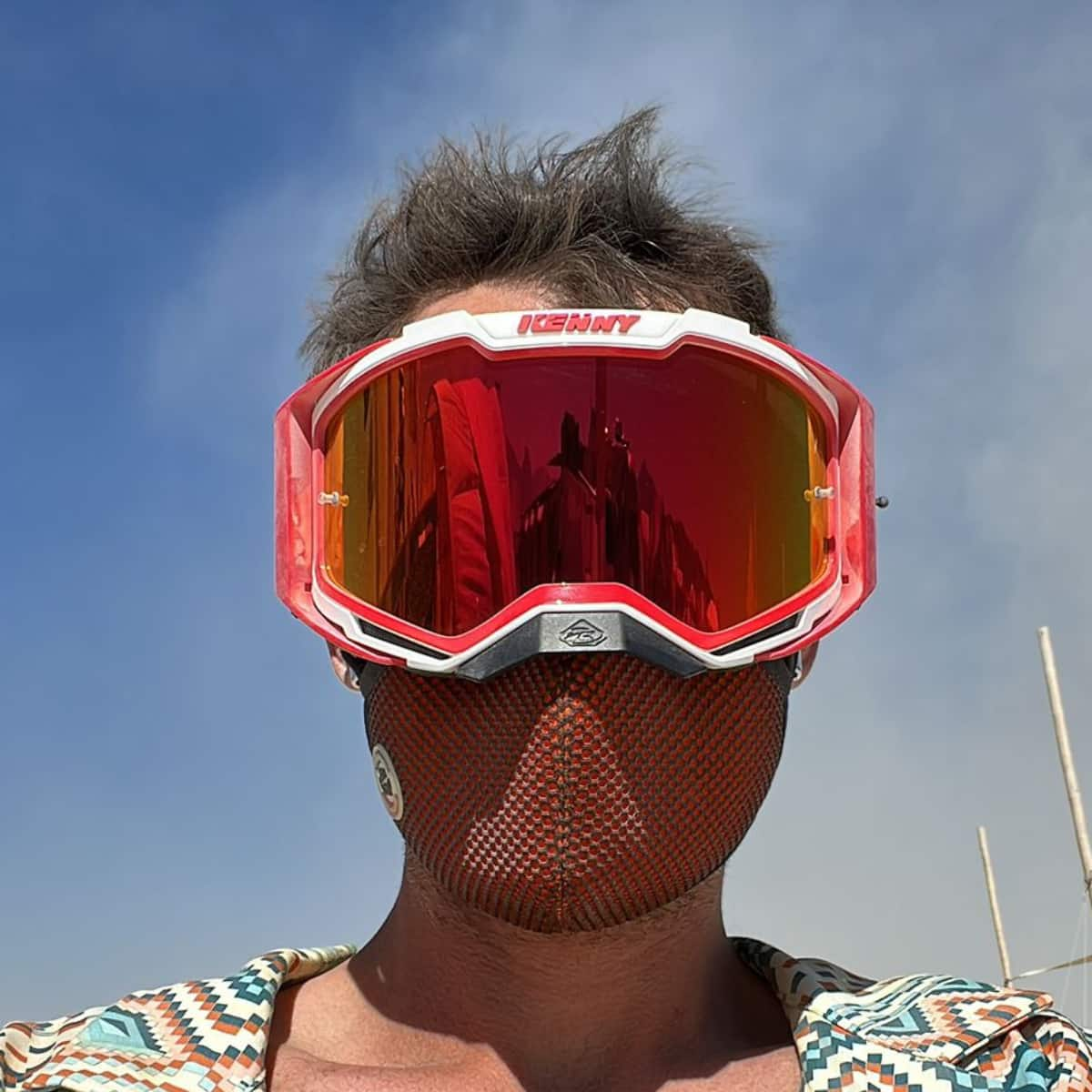 Homme portant un masque Frogmask orange au Burning Man