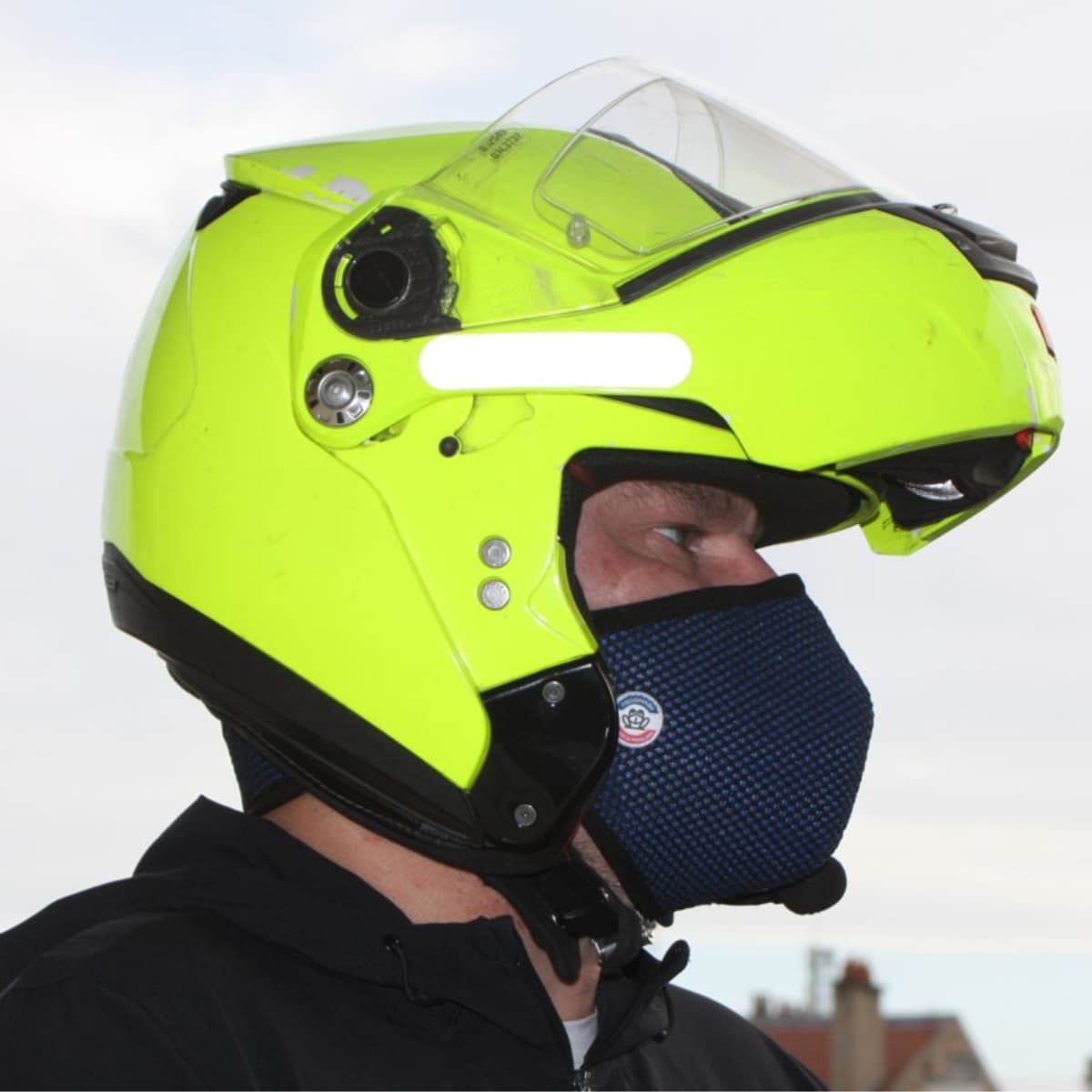 Motard avec masque Frogmask bleu marine de profil