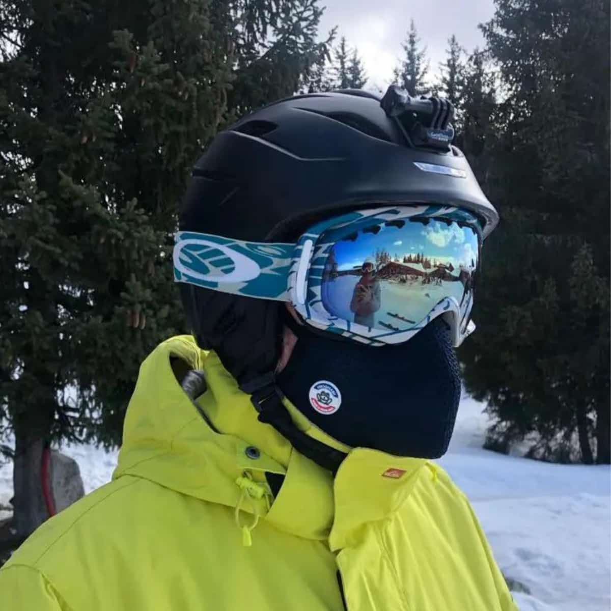 Skieur portant un masque Frogmask bleu marine